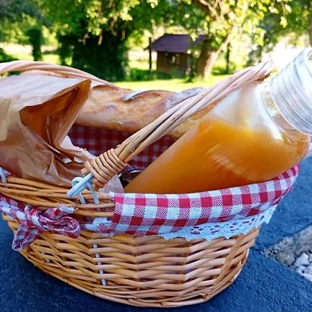 Roulotte Arya,tout Confort Petit Dejeuner Inclus キャンプ場 Housseras